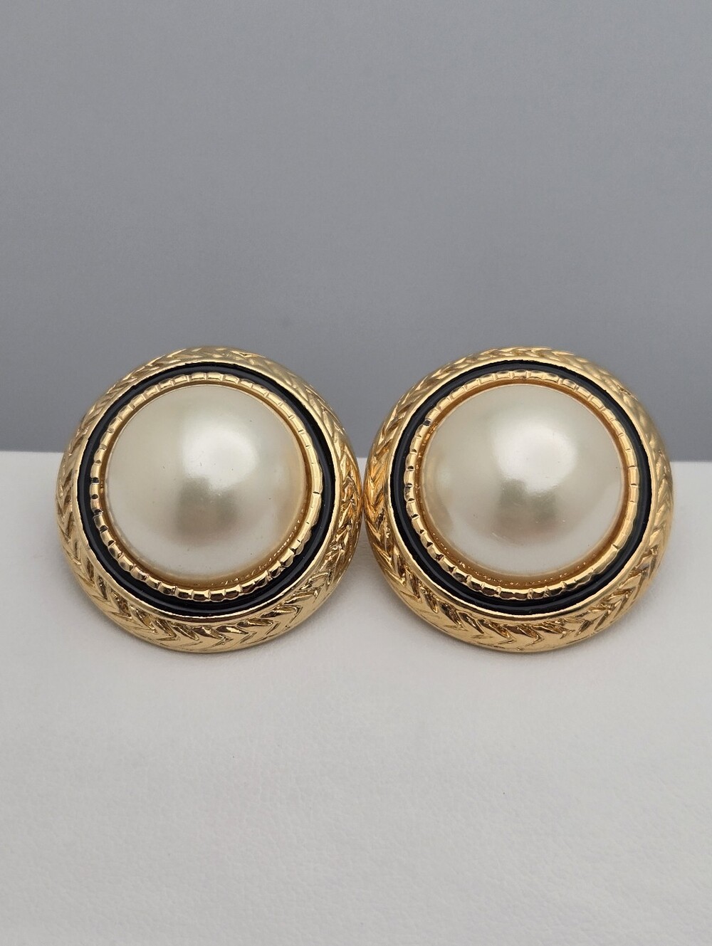 Faux Mabe Pearl Dome Button Earrings Gold Tone Black Enamel Vintage 1980s-Style